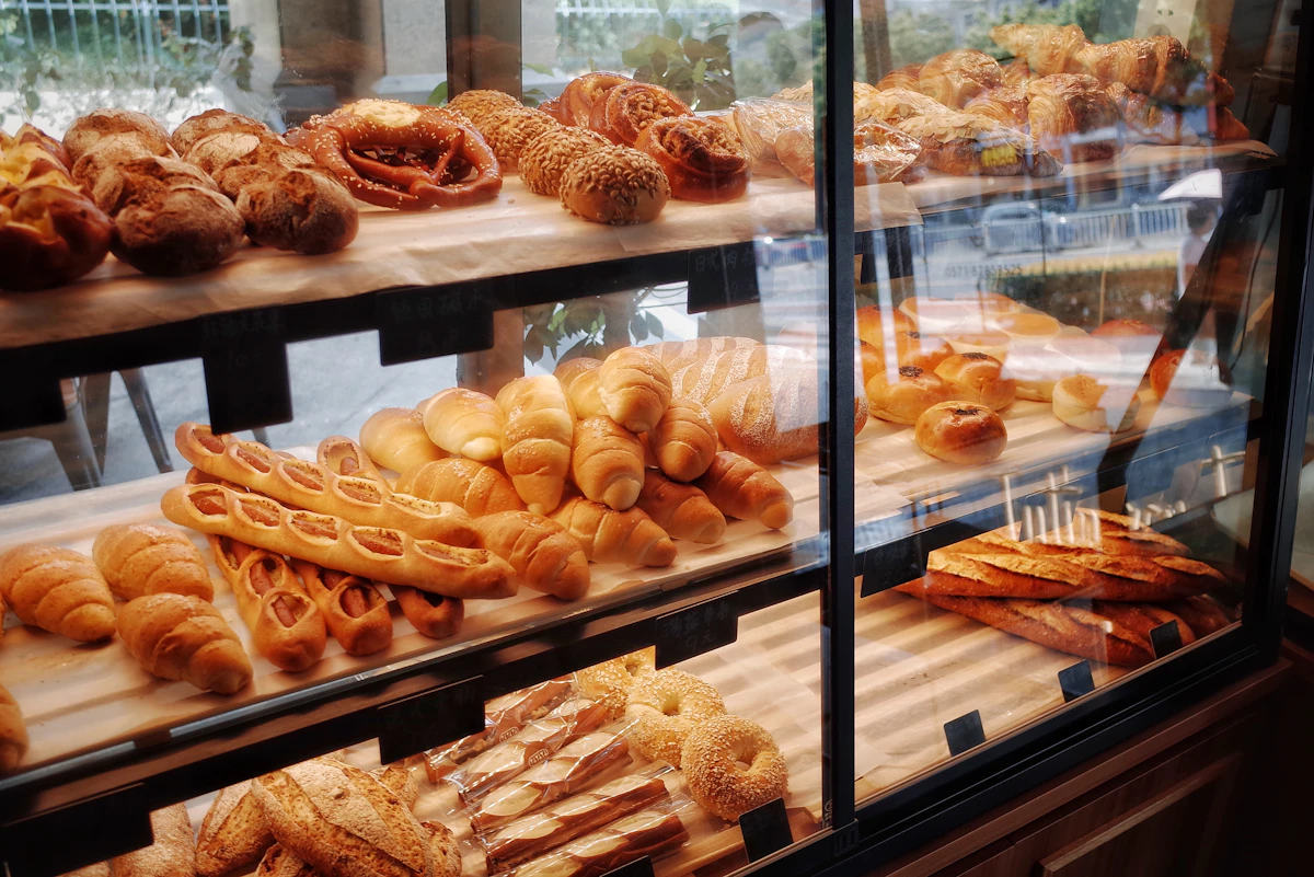 Brote in der Auslage einer Bäckerei — Symbolbild für den Bäckereiverkauf