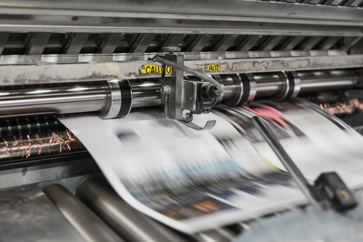 Druckmaschine in einer Druckerei — Symbolbild für den Druckereiverkauf
