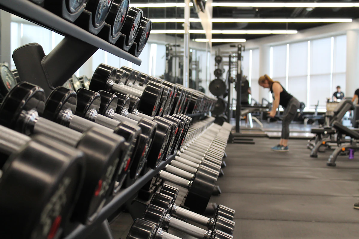 Gerätebereich eines Fitnessstudios — Symbolbild für den Studioverkauf