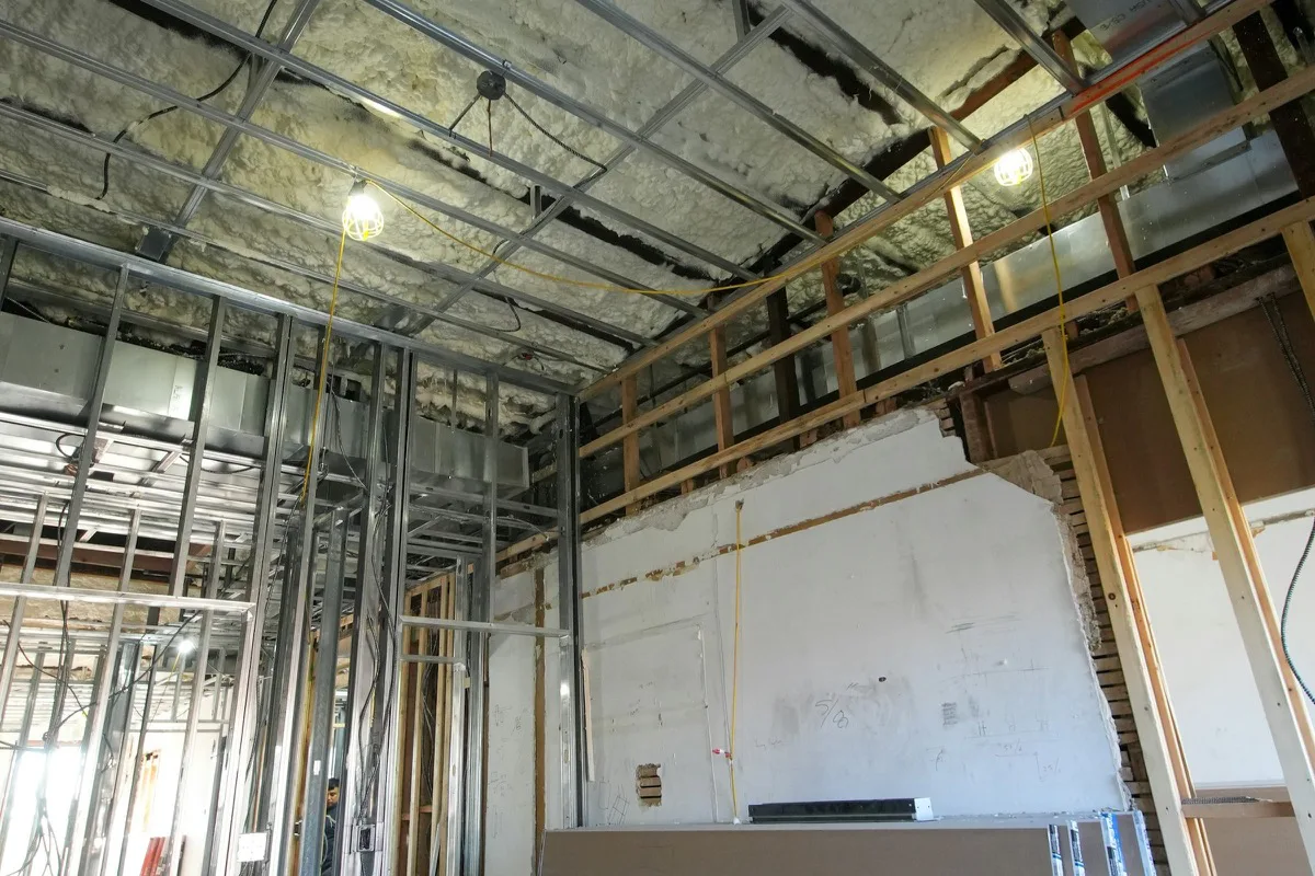 Metallständerwerk und Deckenunterkonstruktion im Innenausbau einer Gewerbefläche