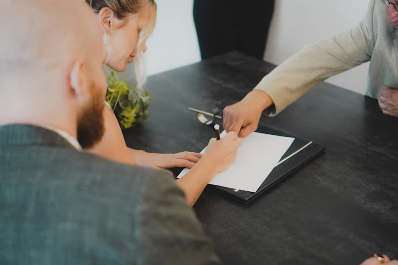 Signing und Closing: Warum zwischen Unterschrift und Vollzug Monate liegen