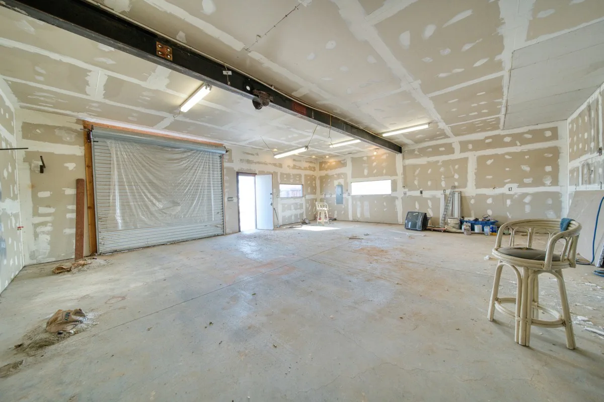 Fertig beplankte und gespachtelte Trockenbauwände und -decke in einer Gewerbefläche