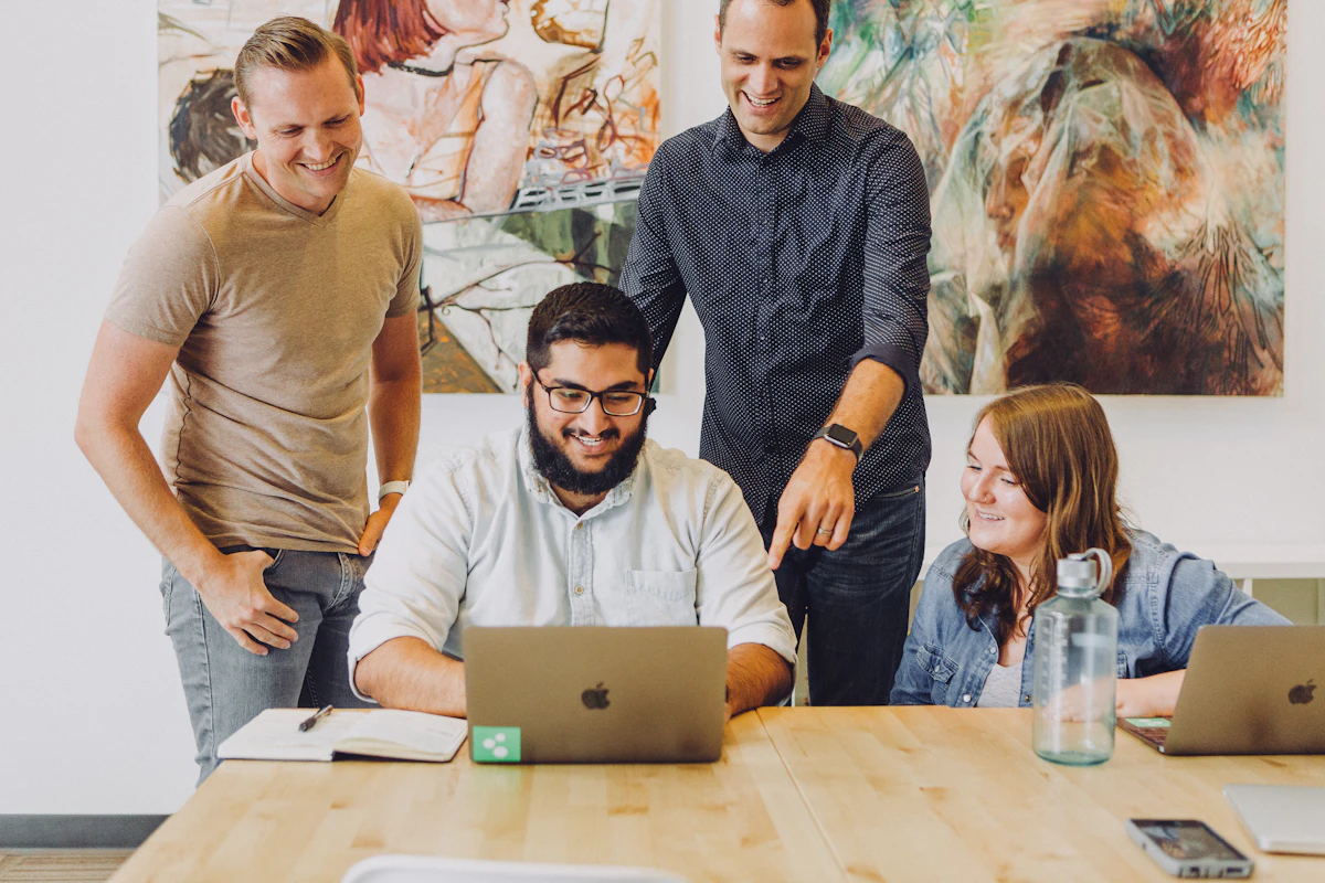Agentur-Team bei der Arbeit im Büro — Symbolbild für den Agenturverkauf