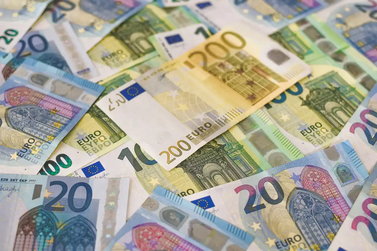 Ausgebreitete Euro-Banknoten verschiedener Stückelung, in der Mitte ein 200-Euro-Schein
